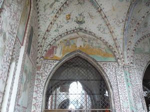 예수가 십자가의 길을 지나 십자가를 지고 있는 모습을 비롯한 여러 인물이 그려진, 동방박사의 예배당의 고딕 양식 프레스코화.