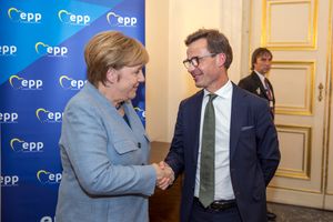 2017년 앙겔라 메르켈(Angela Merkel)과 함께한 크리스테르손