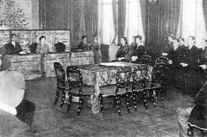 1950년경 열린 우타카이 하지메(歌会始) 시가회. 쇼와 천황과 고준 황후가 주재.