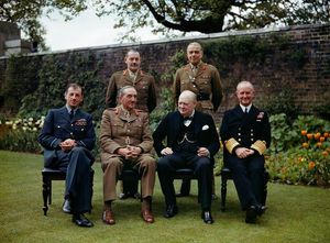 1945년 5월 7일, 10번가 다우닝가에서 윈스턴 처칠(앞줄 가운데)과 참모들. 앨런 브룩은 앞줄 왼쪽에서 두 번째.