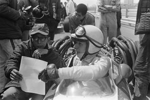 1968년 네덜란드 그랑프리에서의 서티스와 나카무라 요시오