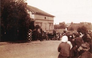 1885년 8월 4일, 알렉산드르 3세가 핀란드 라펜란타의 폰텔 하우스("황제의 집"으로도 알려짐)에 처음 도착한 모습. 핀란드에서도 러시아화 정책이 추진되었다.