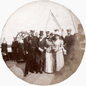 왼쪽부터 오른쪽: 알렉산드르 3세 황제, 조지 왕자(후일 영국 조지 5세), 마리아 표도로브나 황후, 마리아 공주, 니콜라이 황태자(후일 니콜라이 2세). 덴마크 인근의 제국 요트에서 촬영된 사진으로 추정됨, 1893.