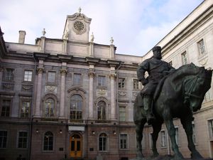 파올로 트루베츠코이}}가 제작한 알렉산드르 3세 기마상은 황제가 무거운 말 등에 앉아 있는 모습을 보여준다.