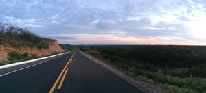 세라다카피바라 국립공원을 가로지르는 BR-324 고속도로