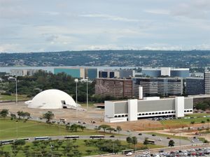 브라질리아 문화 복합 단지는 브라질리아 국립 도서관과 국립 공화국 박물관 건물로 구성됨