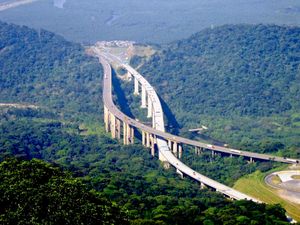이민자 고속도로(Rodovia dos Imigrantes, SP-160)는 브라질에서 최고의 고속도로 중 하나로 여겨지며, 세라두마르 산맥을 가로지른다.