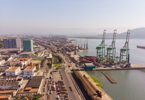 상투스 항(Port of Santos)은 브라질에서 가장 분주한 항구이자 세계 50대 항구 중 하나이다