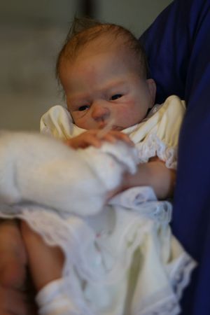 사람 아기를 사실적으로 묘사하도록 맞춤 제작된 리본 인형