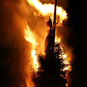 오스트리아 포어아를베르크 주에서 Funkenhexe라는 마녀를 본뜬 인형을 태우는 모습.