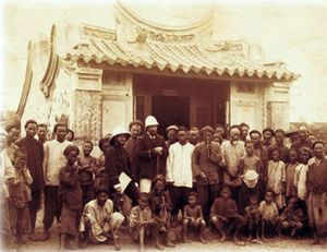 페스카도레스 제도 마쿵의 사찰 앞에서 프랑스 병사들과 현지 주민들이 카메라를 향해 포즈를 취하고 있다.