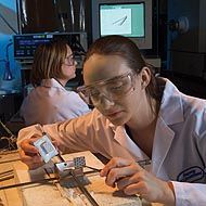 아르곤 국립 연구소(일리노이주 레몬트)에서 화학자가 새로운 연료 전지를 테스트하기 위해 준비하고 있다.