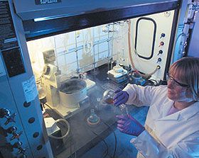 로렌스 리버모어 국립 연구소(캘리포니아주 리버모어)에서 한 화학자가 둥근 바닥 플라스크에서 용액을 따르고 있다.