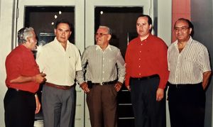 아르가냐(왼쪽에서 두 번째)와 그의 콜로라도 화해 운동의 핵심 인물들