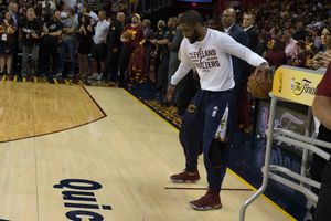 클리블랜드에서 열린 2016 NBA 파이널 4차전 경기 전 워밍업 중인 어빙