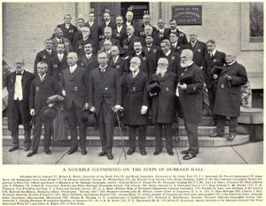 허바드 홀 계단에서의 주목할 만한 모임, 1909년