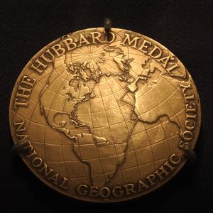 앤 모로 린드버그의 비행 경로를 자세히 보여주는 맞춤형 메달