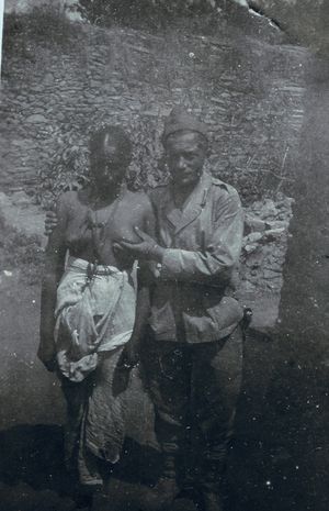 에티오피아 여성을 희롱하고 있는 이탈리아 군인