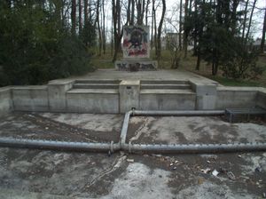 네오 나치와 반나치 낙서로 덮인 노이마르크트의 이전 디트리히 에카르트 기념물의 잔해