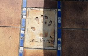 프랑스 칸에 있는 구로사와 아키라의 시멘트 손형.