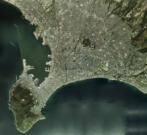 하코다테 시 중심부 주변 항공사진. 2011년 9월 27일 촬영. 국토교통성 국토지리원 지도·항공사진 열람 서비스의 항공사진을 바탕으로 제작