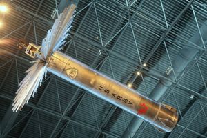 ft}}의 망이 전개된 호밍 오버레이 실험(HOE) 모습