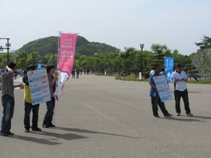 히메지 성 앞에서 유세 중인 공명당 당원들