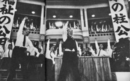 창당대회에서 함성을 지르는 중앙집행위원장 하라시마 코우지.