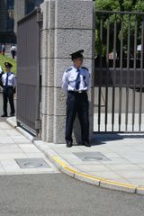 정문 앞 경비원