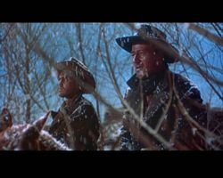 눈이 내리는 가운데 끊임없이 코만치족을 쫓는 이선과 마틴(제프리 헌터)(왼쪽)