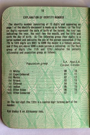 아파르트헤이트 시대의 신분증에 "그리콰"가 "케이프 컬러드" 및 "기타 컬러드"와 별도의 민족으로 등재되어 있다.