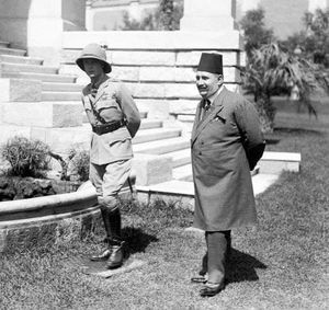 1932년 압딘 궁전 정원에서 이집트의 푸아드 1세와 함께