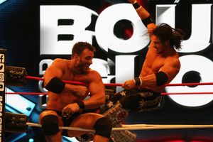 조니 임팩트가 바운드 포 글로리에서 엘리 드레이크와 경기하는 모습