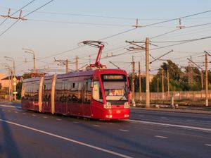 키로프스카야 제방을 지나는 AKSM-843 트램