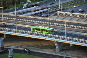 소르게 거리 고가도로를 지나는 트롤리버스