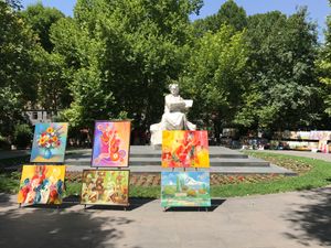 사리안 공원에 전시된 그림들