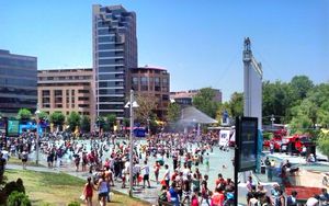 예레반 시내에서 바르다바르 물 축제를 기념하는 사람들