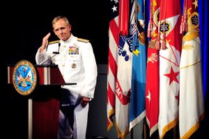 제독 에릭 T. 올슨(Eric T. Olson)이 상사 러로이 페트리(Leroy Petry)에게 펜타곤(The Pentagon)에서 열린 의식에서 경례를 하고 있다 (2011년 7월)