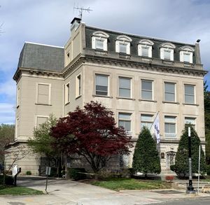 메사추세츠 애비뉴 NW 2320번지에 위치한 영사과