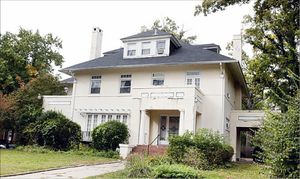 km}} 정도 떨어진 거리에 있다.