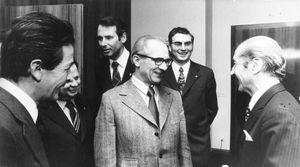 1973년 동독 지도자 에리히 호네커와 베를링구에르(왼쪽)