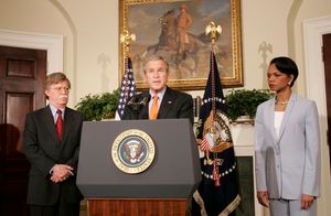 조지 W. 부시 대통령이 볼턴의 유엔 주재 미국 대사 지명을 발표하는 모습. 콘돌리자 라이스 국무장관이 옆에 서 있다.