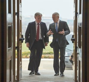 2018년 3월, 미국 국방장관 제임스 N. 매티스가 펜타곤에서 국가안보보좌관 지명자 볼턴을 맞이하고 있다