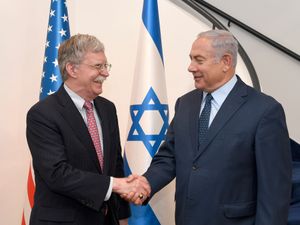 2018년 8월, 볼턴이 이스라엘 총리 벤자민 네타냐후를 맞이하는 모습