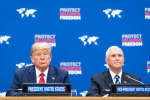 2019년 트럼프와 함께 있는 펜스