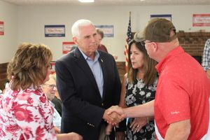 2023년 7월 아이오와에서 지지자들을 만나는 펜스