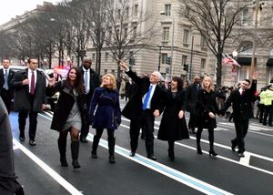 마이크 펜스와 캐런 그리고 자녀들과 며느리가 2017년 대통령 취임식 퍼레이드에 참석한 모습