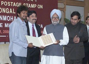 2006년 뉴델리에서 만모한 싱 총리가 비제이와 함께 우표를 발표하는 모습.