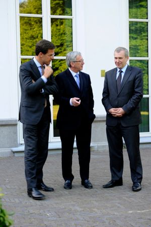 네덜란드 총리 마르크 뤼터, 룩셈부르크 총리 장-클로드 융커, 벨기에 총리 이브 레테르므가 2011년 5월 24일 네덜란드 헤이그에서