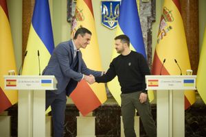 2023년 2월 23일 우크라이나 키이우에서 볼로디미르 젤렌스키 우크라이나 대통령과 함께 있는 산체스